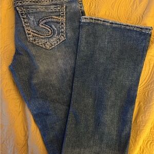 Silver Jeans Co. Tuesday Low Boot Women's Boot Cut Distressed Jeans